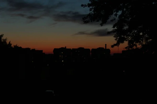 Nacht Rode Zonsondergang Boven Het Stadhuis Gebouw Opknoping Tak — Stockfoto