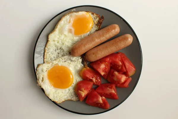 Frukost Ägg Korv Sallad Grönsaker Röda Tomater Grå Platta Vit — Stockfoto