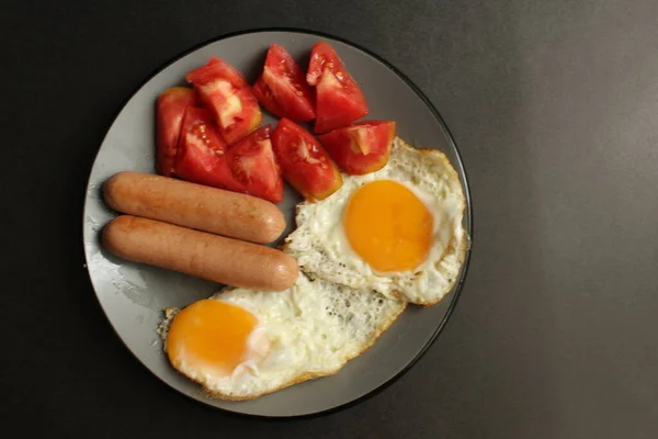 Comida Desayuno Proteína Huevos Fritos Huevos Fritos Salchichas Verduras Ensalada — Foto de Stock