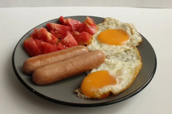 Breakfast Eggs Sausages Salad Vegetables Red Tomatoes Gray Plate White — Stock Photo, Image