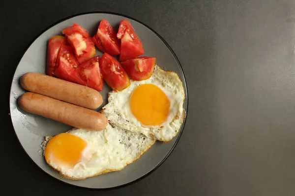 Mat Frukost Protein Stekt Ägg Stekt Ägg Korv Och Sallad — Stockfoto