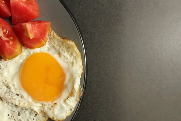 Protein Geleneksel Kahvaltı Yemeği Yumurtaları Sosisler Gri Bir Tabakta Fotokopi — Stok fotoğraf