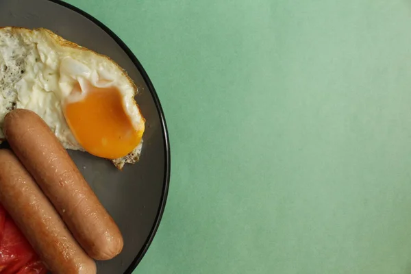 Traditionnel Anglais Européen Petit Déjeuner Saucisses Légumes Tomates Rouges Oeufs — Photo