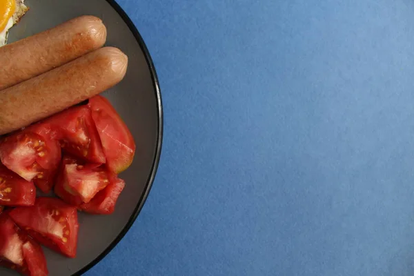 Embutidos Tomates Plato Gris Sobre Fondo Azul Copiar Espacio Desayuno — Foto de Stock