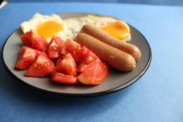 Geleneksel Avrupa Kahvaltı Yumurtaları Sosisler Salata Sebzeleri Mavi Arka Planda — Stok fotoğraf