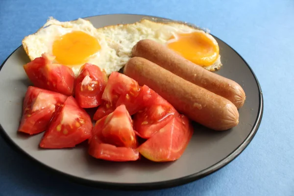 Tradicional Europeo Desayuno Huevos Embutidos Embutidos Verduras Ensalada Tomates Rojos — Foto de Stock