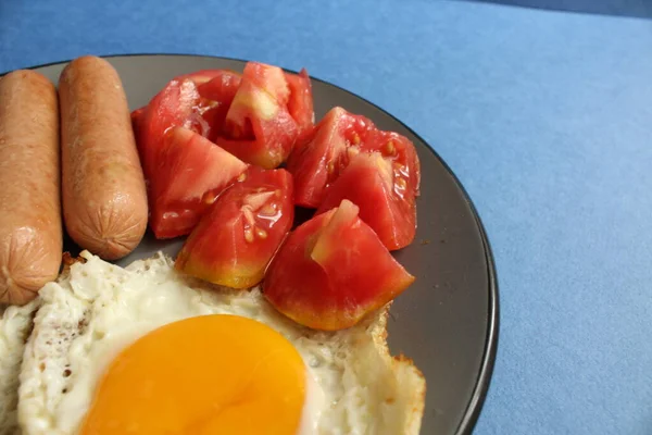 Geleneksel Avrupa Kahvaltı Yumurtaları Sosisler Salata Sebzeleri Mavi Arka Planda — Stok fotoğraf