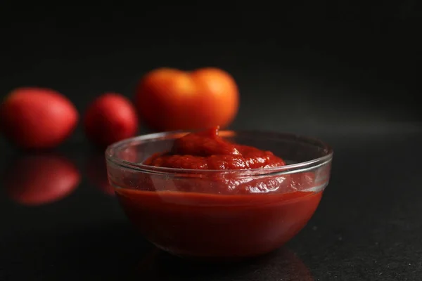 Een Glazen Steelpan Met Rode Tomatensaus Een Zwarte Achtergrond Achtergrond — Stockfoto