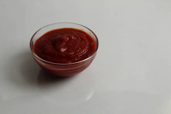 Salsa Tomate Rojo Caliente Dulce Vierte Plato Cuenco Cacerola Vidrio —  Fotos de Stock