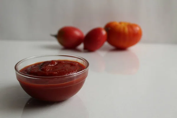Rode Tomatensaus Ketchup Een Glazen Salade Kom Pan Een Witte — Stockfoto