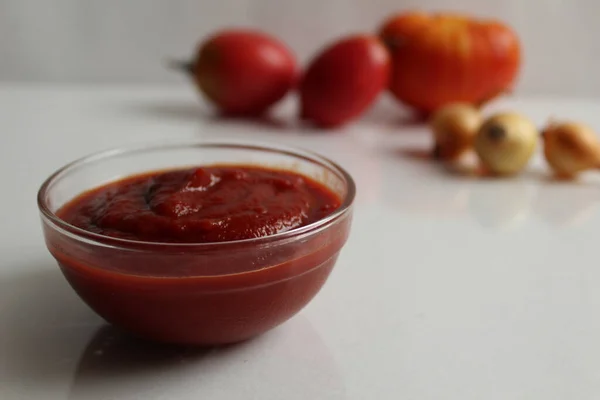 Rode Tomatensaus Ketchup Een Glazen Salade Kom Pan Een Witte — Stockfoto