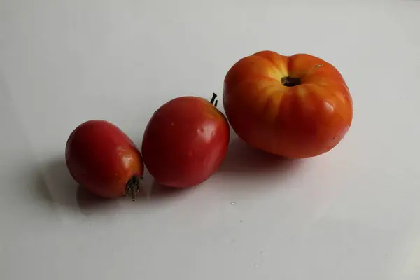 Mais Dos Três Tomates Vermelho Alaranjados Sobre Fundo Branco Com — Fotografia de Stock