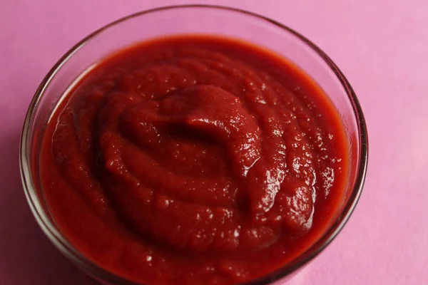 Salsa Pomodoro Rosso Una Ciotola Salsa Vetro Erge Uno Sfondo — Foto Stock