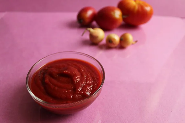 Rode Tomatensaus Een Glazen Kookplaat Aan Achterkant Zijn Groentetomaten Uien — Stockfoto