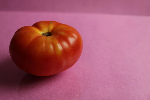 Vermelho Grande Tomate Comida Vegetal Deitado Fundo Rosa Com Espaço — Fotografia de Stock