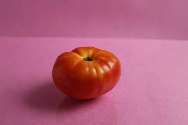 Vermelho Grande Tomate Comida Vegetal Deitado Fundo Rosa Com Espaço — Fotografia de Stock