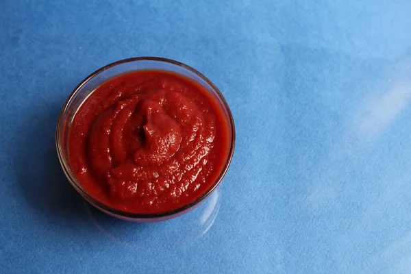 Salsa Tomate Rojo Una Cacerola Vidrio Sobre Fondo Azul Azul —  Fotos de Stock