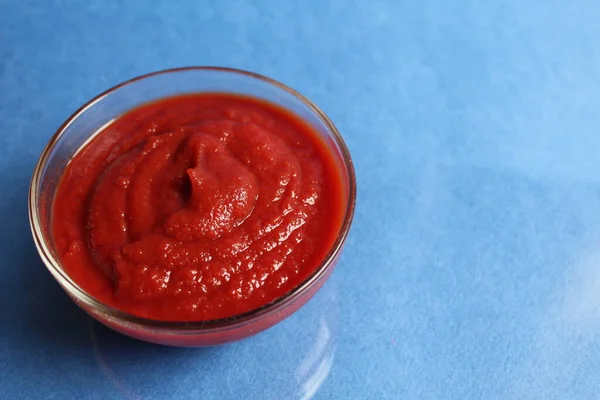 Salsa Tomate Rojo Una Cacerola Vidrio Sobre Fondo Azul Azul —  Fotos de Stock