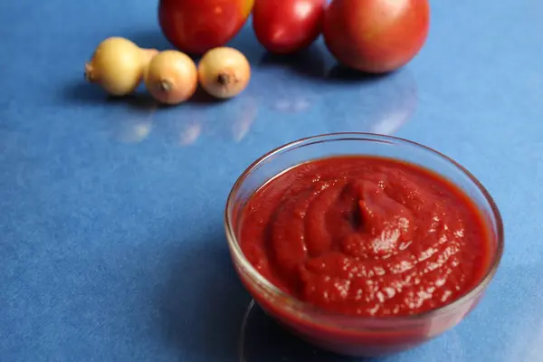 Ketchup Salsa Pomodoro Rosso Una Insalatiera Vetro Una Casseruola Accanto — Foto Stock