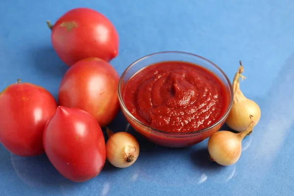 Molho Tomate Vermelho Uma Tigela Molho Vidro Lado Legumes Tomates — Fotografia de Stock