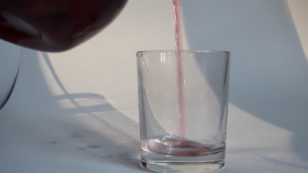 Ein Glas Gießt Ein Getränk Kompott Mors Saft Aus Einem — Stockvideo