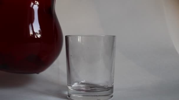 Ein Glas Gießt Ein Getränk Kompott Mors Saft Aus Einem — Stockvideo