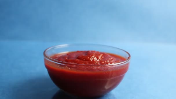 Szklanym Rondlu Czerwonym Sosem Pomidorowym Pasta Krople Spada Sos Niebieskim — Wideo stockowe