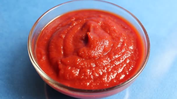 Czerwony Sos Pomidorowy Szklanym Rondlu Niebieskim Tle Jedzeniu — Wideo stockowe