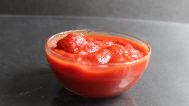 Dials Takes Spoonful Red Tomato Sauce Glass Saucepan Black Background — Stock Video