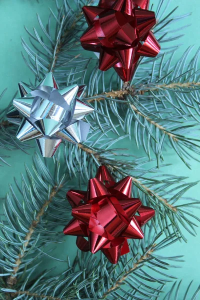 Yılbaşı arkaplanının çam ağacı dalları ve yeşil arkaplan manzaralı yeni yıl fiyonku.