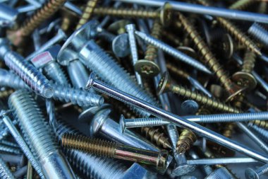 İnşaat arka planı cıvatalar vidalar çiviler gümüş beyaz ve sarı tesisatlar kapatın