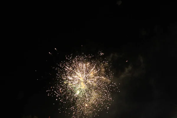 Fuegos Artificiales Saludan Fondo Negro Vacaciones Año Nuevo Navidad Blanco —  Fotos de Stock