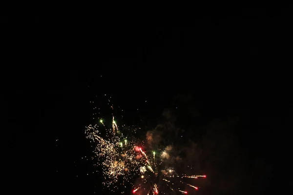 Fuegos Artificiales Saludan Fondo Negro Vacaciones Año Nuevo Navidad Blanco —  Fotos de Stock