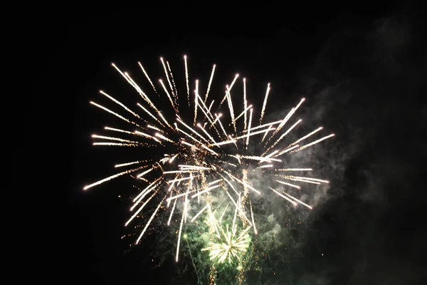 Feuerwerk Salut Auf Schwarzem Hintergrund Feiertag Neujahr Weihnachten Weiß Rot — Stockfoto