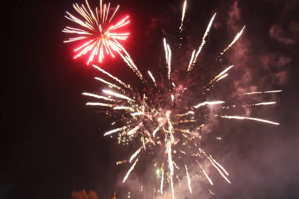 Yeni yıl siyah arka plan bayramında havai fişek selamı.
