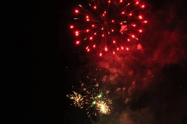 Feuerwerk Salut Auf Schwarzem Hintergrund Feiertag Neujahr Weihnachten Weiß Rot — Stockfoto