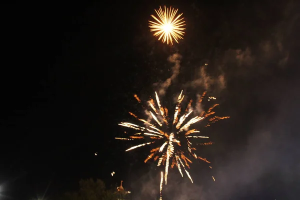 Feuerwerk Salut Auf Schwarzem Hintergrund Feiertag Neujahr Weihnachten Weiß Rot — Stockfoto