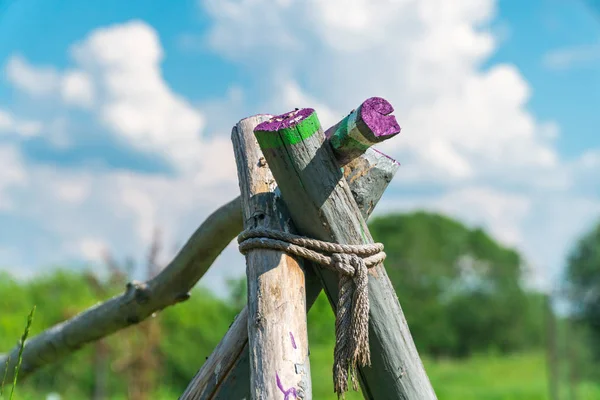  Bahçe dekorasyonu eski direkleri boyalı