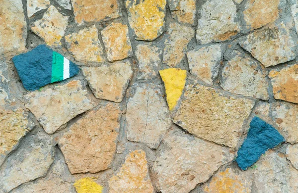 Boyalı ve çatlamış taşlı taş duvar