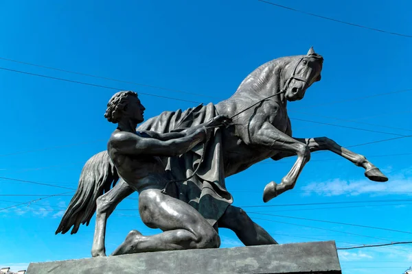 Saint-Peterburg Anichkov Köprüsü'nde At Fethi Heykeli