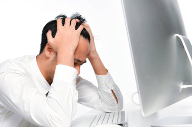 Ofiste bir bilgisayarda çalışırken onun saçını çekme üzgün ve stresli iş adamı