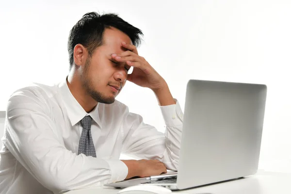 Homem Negócios Estressado Cobrindo Seu Rosto Com Mão Enquanto Trabalhava — Fotografia de Stock