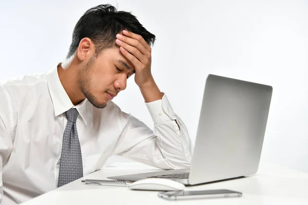 Homem Negócios Estressado Descansando Cabeça Mão Enquanto Trabalhava Computador Escritório — Fotografia de Stock