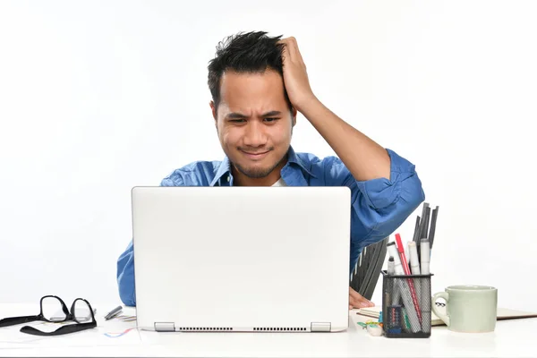 Casualmente Vestido Startup Homem Negócios Segurando Cabeça Olhando Estressado Enquanto — Fotografia de Stock