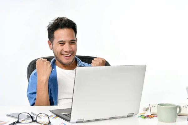 穿着便装的初创企业男子举起双手为在使用笔记本电脑时实现工作感到高兴 — 图库照片