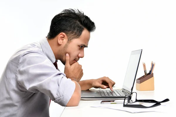 Jovem Homem Negócios Pensando Enquanto Trabalhava Com Computador Portátil — Fotografia de Stock