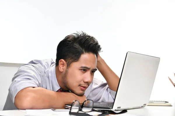 Junger Geschäftsmann Denkt Während Der Arbeit Mit Laptop Computer — Stockfoto