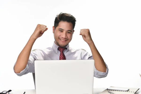 Молодой Бизнесмен Поднимает Руку Чувствуя Себя Счастливым Работая Ноутбуком — стоковое фото