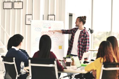 Genç işadamı sunu üzerinde gelecek planları onun meslektaş ofis için