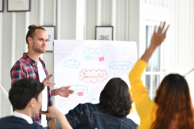 Genç işadamı sunu üzerinde gelecek planları onun meslektaş ofis için